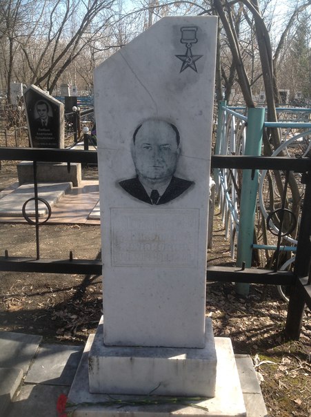 Надгробный памятник (1)